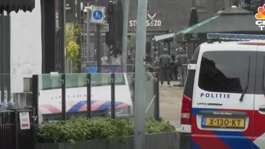 Что сейчас происходит у кафе в Нидерландах, где захватили в заложники людей