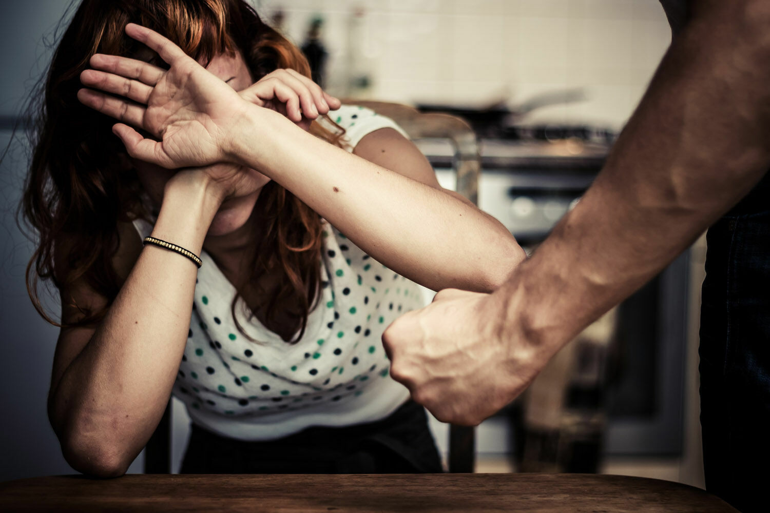 Деваться некуда: жертвам домашнего насилия во время карантина особенно тяжело