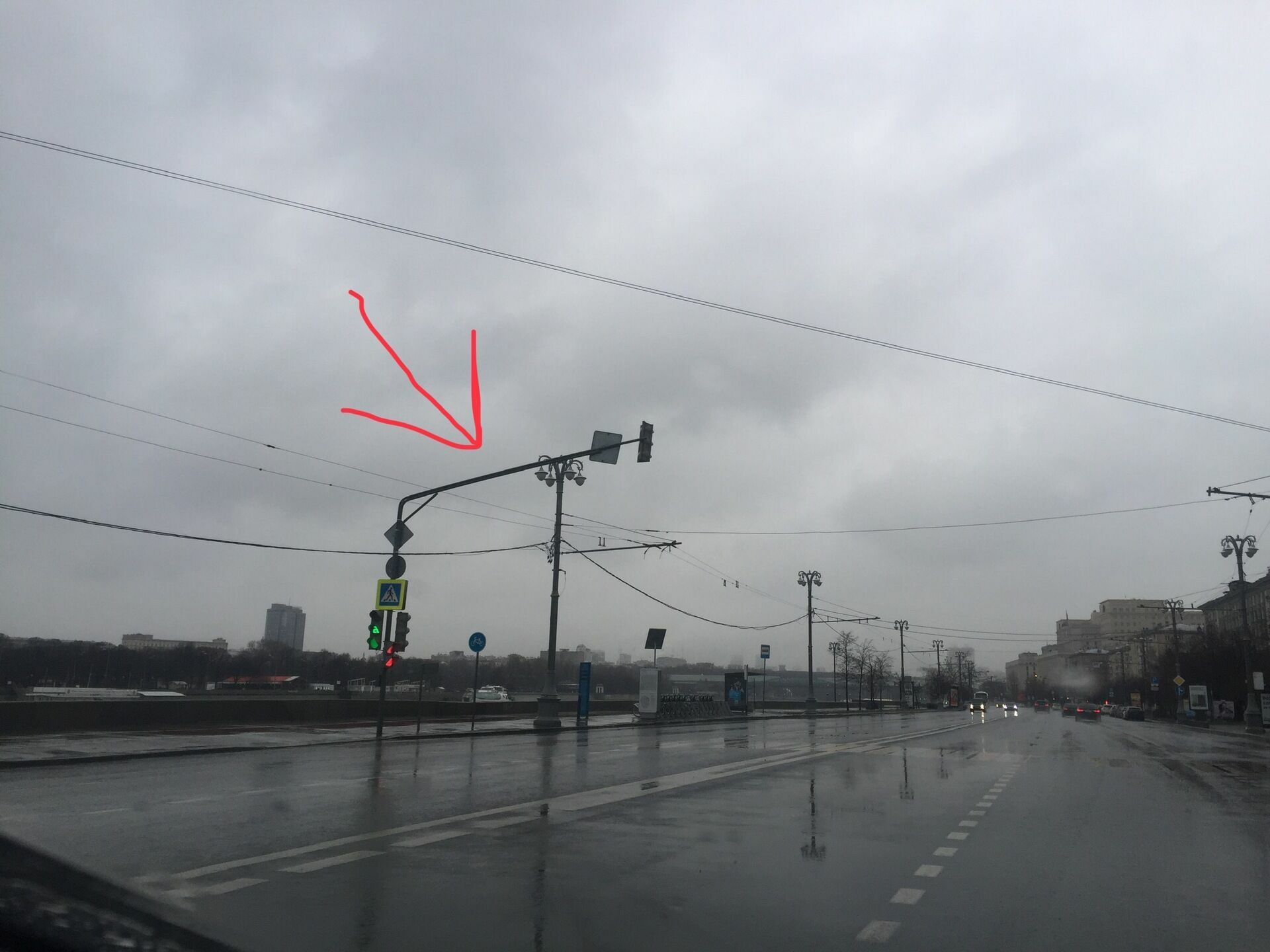 Не жалеть! В Москве ради электробусов срезают новые троллейбусные провода