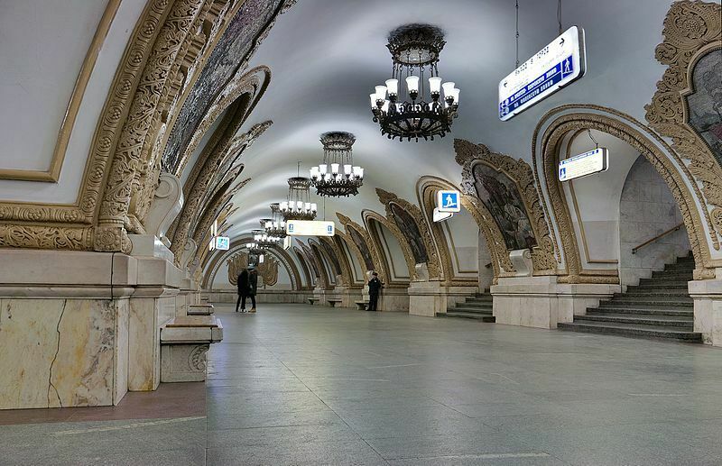 В Москве проверяют сообщения о "минировании" трех станций метро