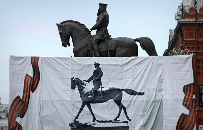 Фото дня: в Москве заменили памятник маршалу Жукову