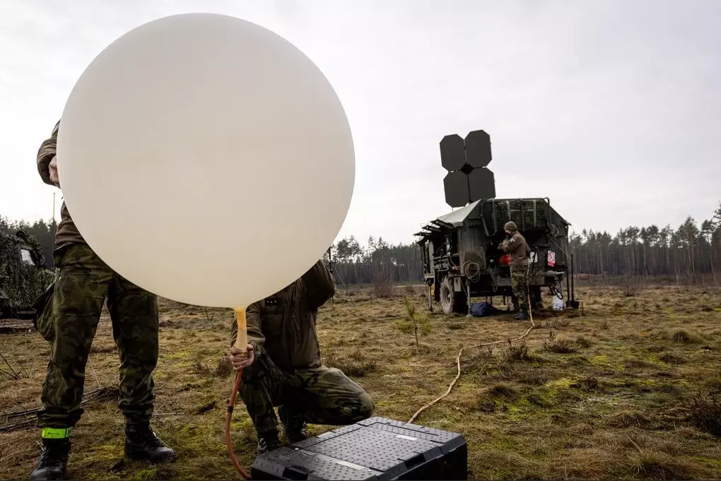 НАТО учится использовать воздушные шары для наведения огня по противнику