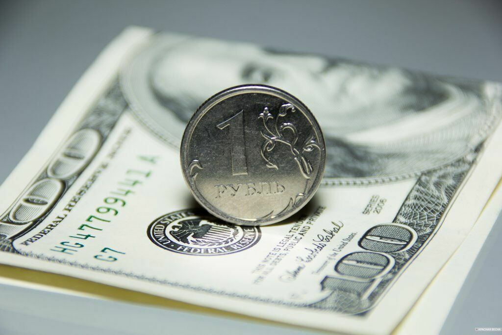 Курс доллара и евро резко понизились к рублю из-за повышения цен на нефть