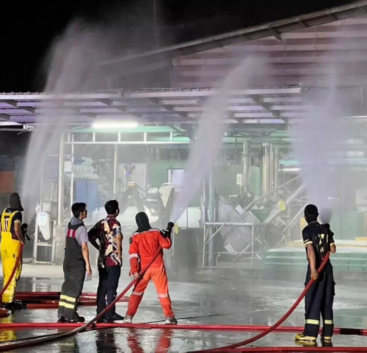 К ликвидации последствий происшествия на заводе привлечены пожарные из Паттайи