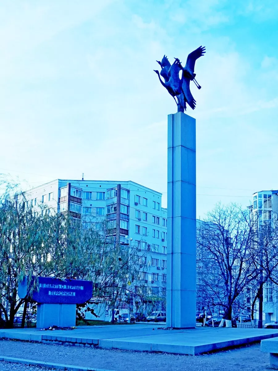 Памятник «Жертвам террора» возле Театрального центра на Дубровке