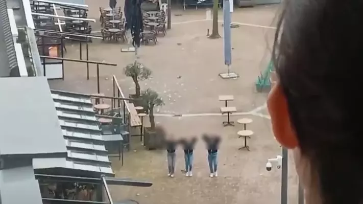 Первые трое заложников освобождены из кафе в Нидерландах, предположительно, это сотрудники заведения
