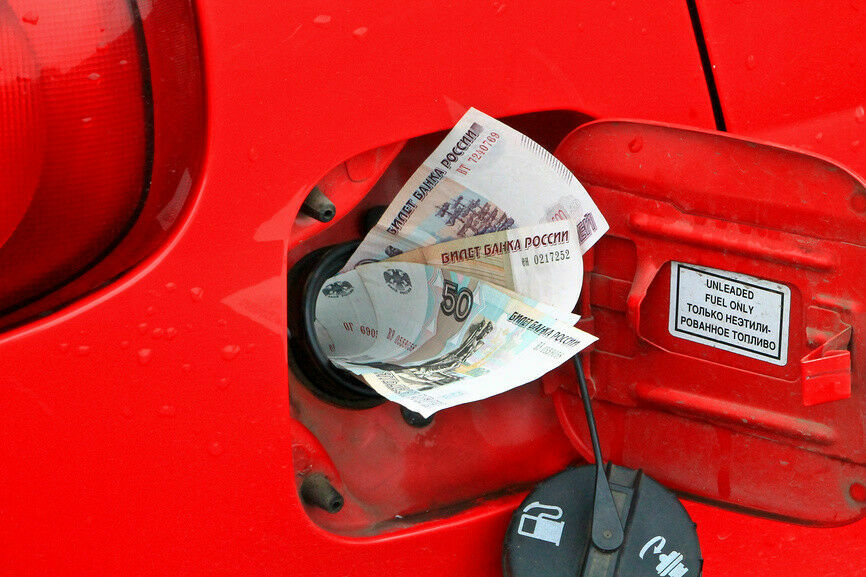 Сдерживание цен на бензин впервые принесло бюджету деньги