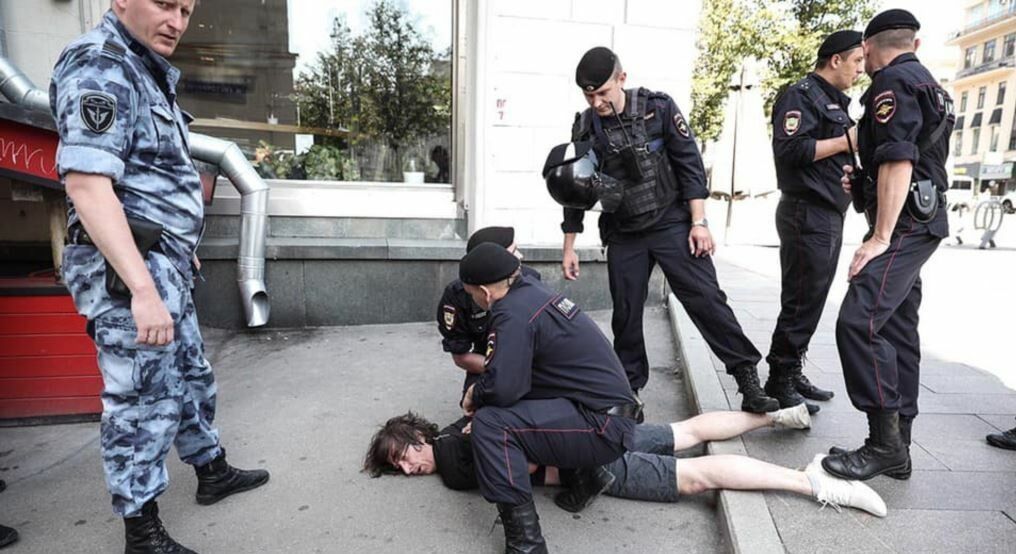 Суд вторично оштрафовал московского дизайнера, которому сломали ногу перед митингом