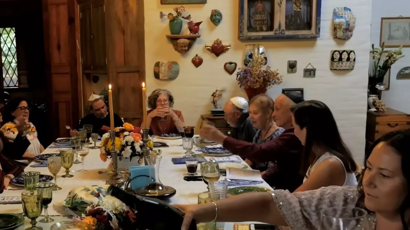 В день начала Песаха все идут на праздничное богослужение, а уже вечером всей семьей собираются за столом