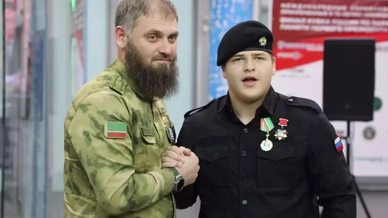 Адам Кадыров (справа)
