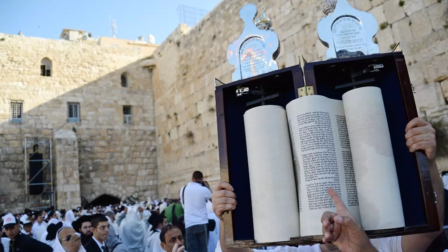 В первый вечер Песаха каждый религиозный еврей должен читать рассказ об исходе из Египта
