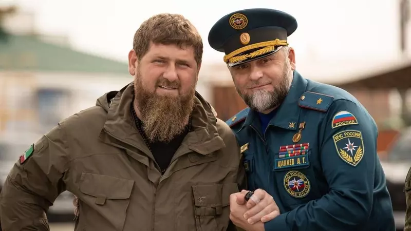 «Постыдная провокация». Кадыров призвал «гнать» задержавших министра МЧС полицейских