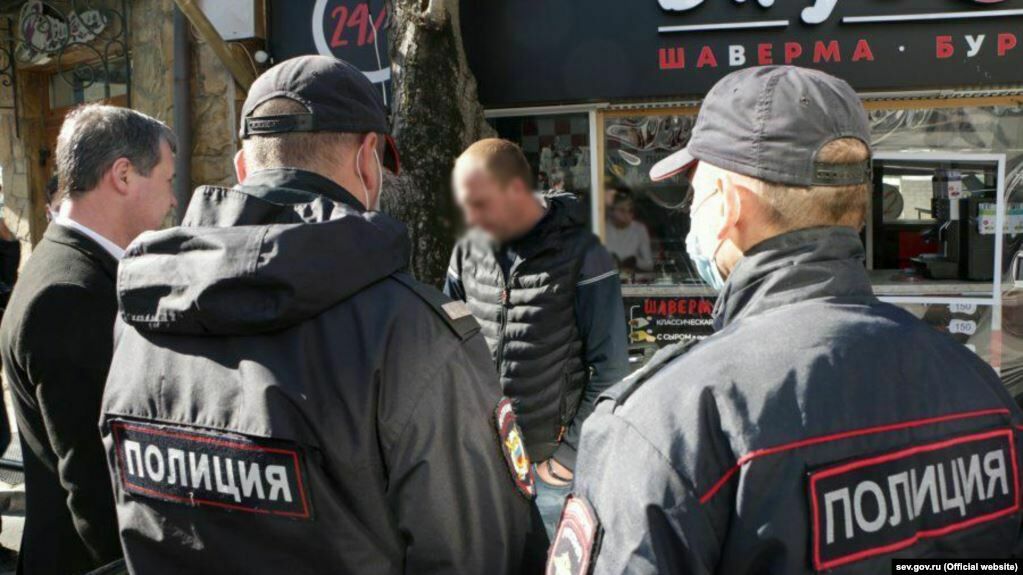 Между лапшой на уши и голодом: жители Крыма не хотят на карантин