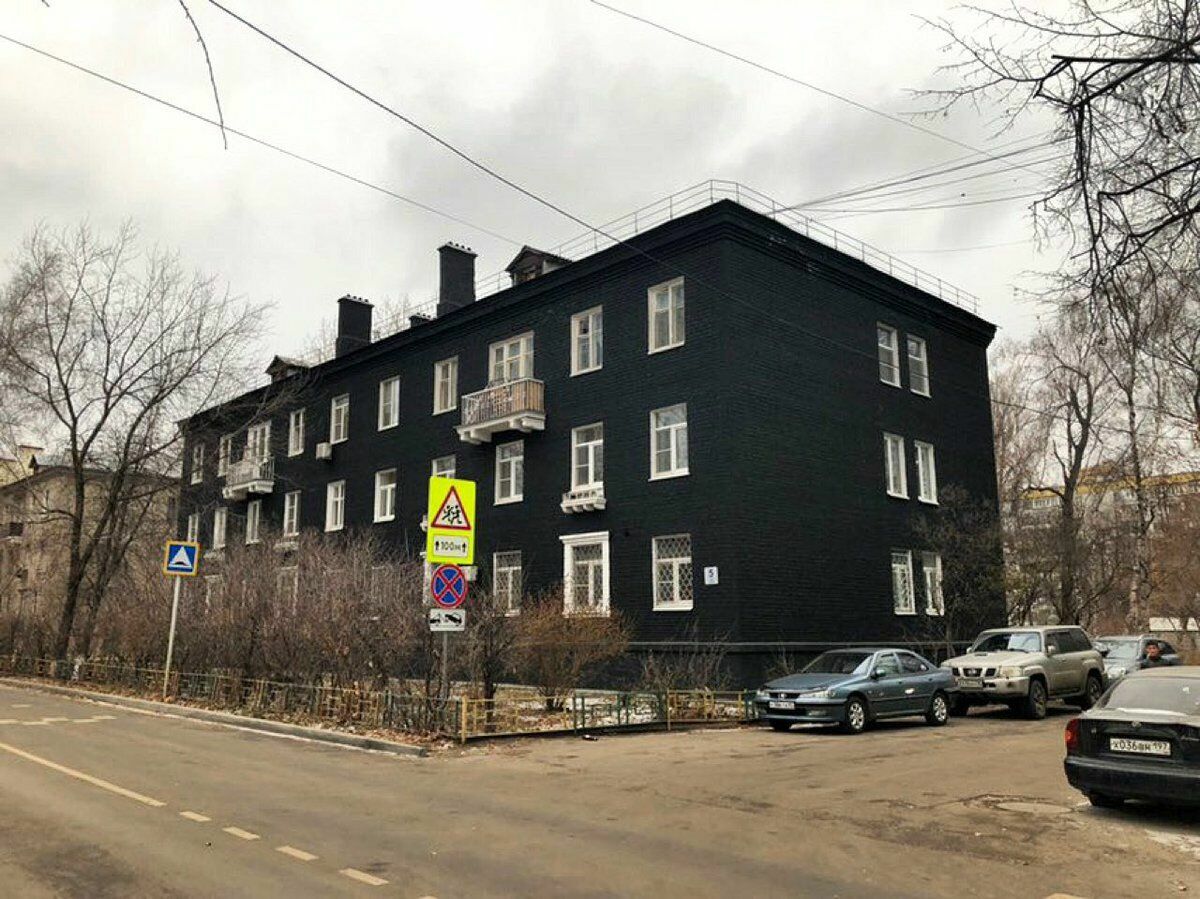 В ожидании сноса: в Котельниках жильцы решили покрасить дом в черный цвет