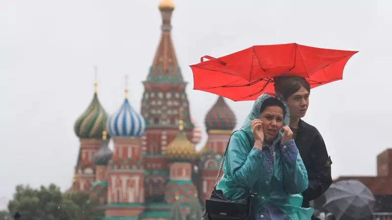 Москву накрыл сильнейший шторм. Ливень и ветер в столице — надолго