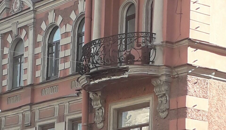 Зимой - сосульки, летом - кирпичи: чем опасны балконы старого Петербурга