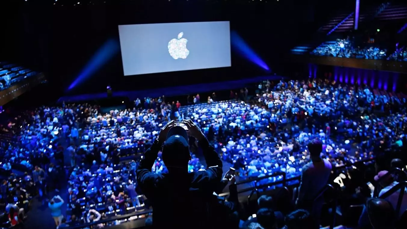 В компании Apple назвали даты проведения ежегодной Всемирной конференции разработчиков, на которой презентуют «умную» версию iOS, созданную на базе искусственного интеллекта.