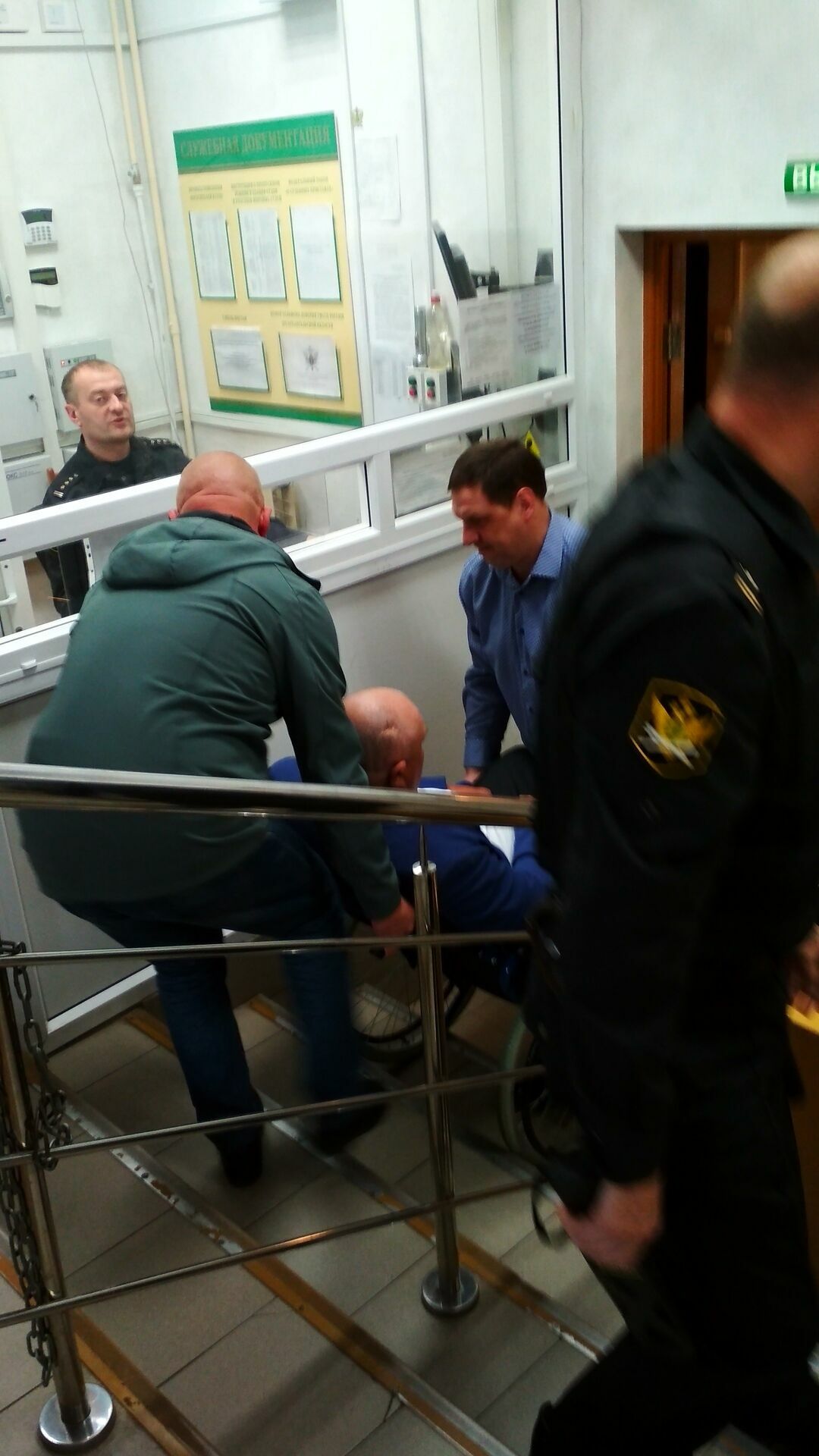 Друзья помогаю Сидорову подняться по лестнице Ломоносовского суда в г. Архангельске