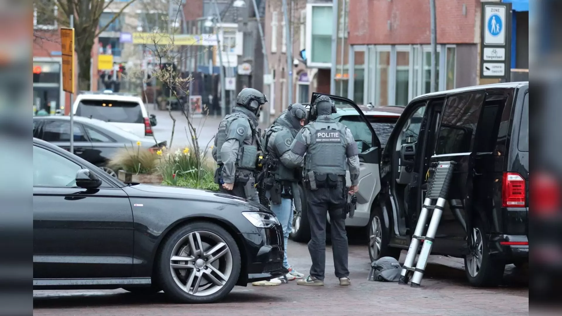 Неизвестный взял в заложники посетителей кафе в Нидерландах