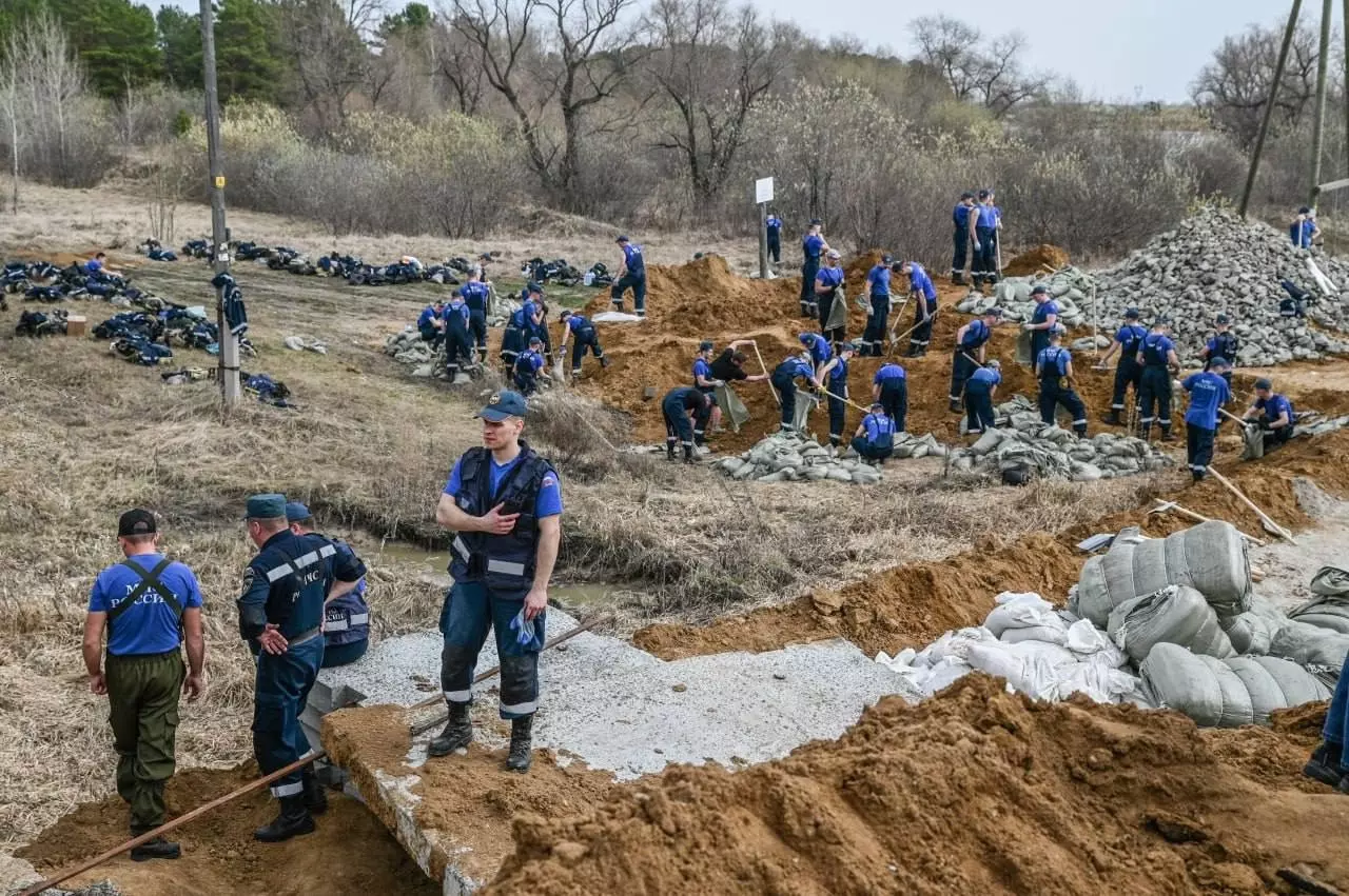 Рабочие строят 12 км насыпей, чтобы защитить населенные пункты Ишимского района