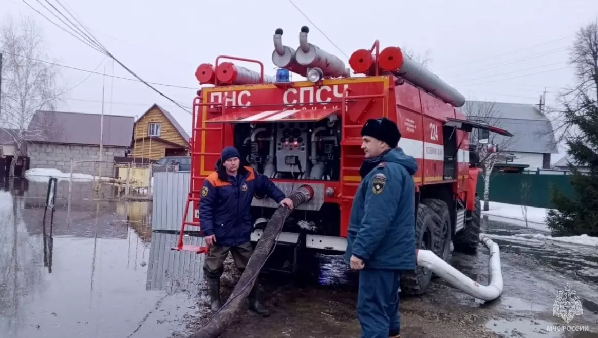 Число затопленных из-за половодья домов Алтайском крае выросло до 127 за последние сутки.