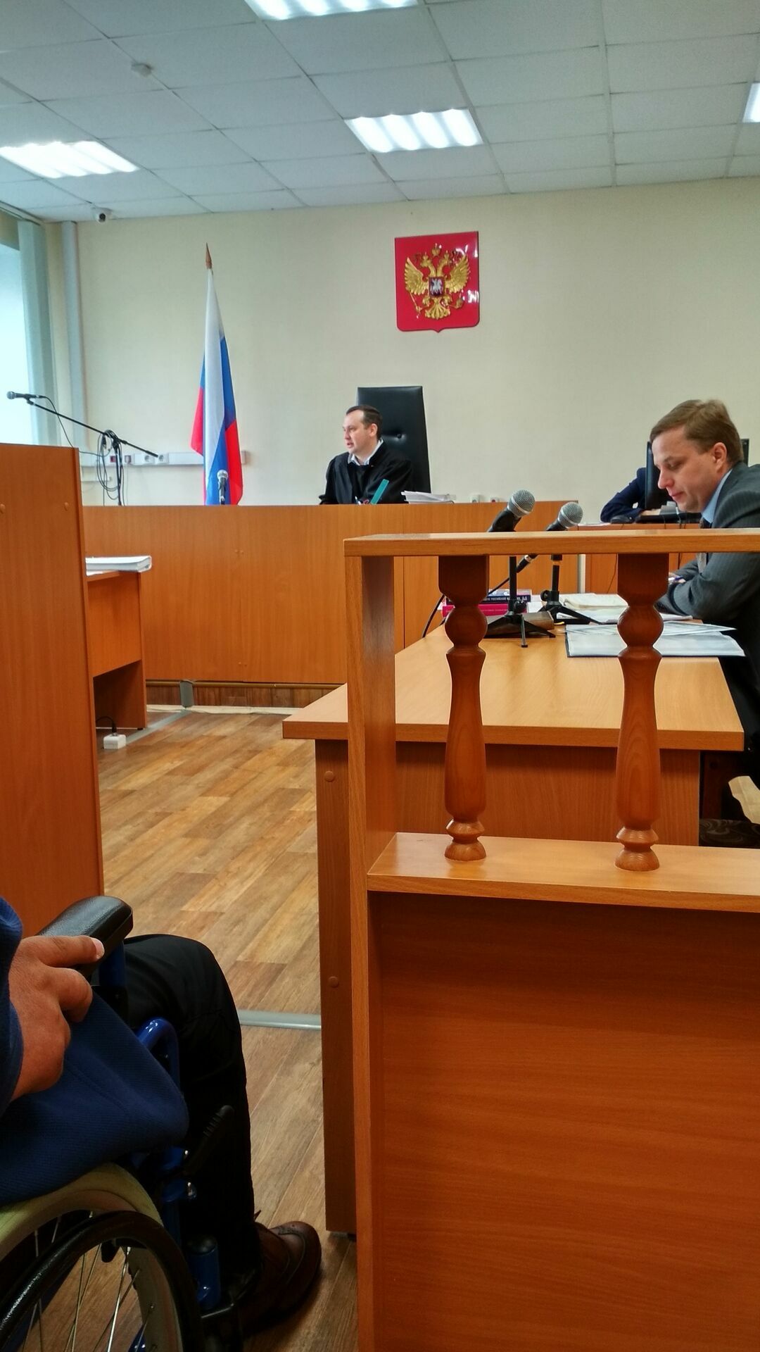 На фотографии справа - адвокат Евгений Жданов
