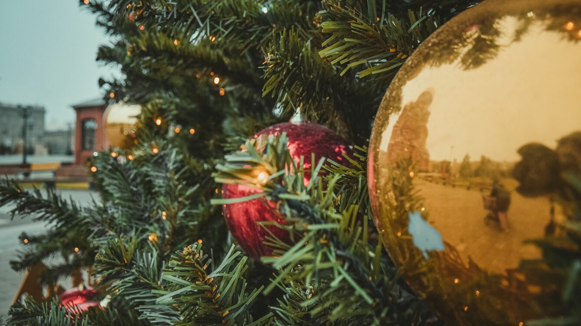 «Герой» дня: мэр Саянска провел планерку в образе Деда Мороза