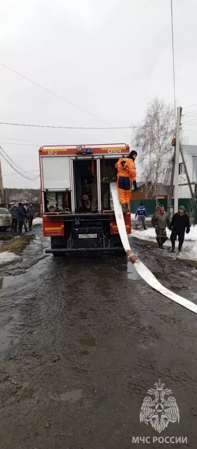 Число затопленных из-за половодья домов Алтайском крае выросло до 127 за последние сутки.